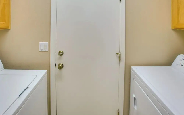 7 Mi to Mill Ave: Bbq-ready Mesa Townhouse