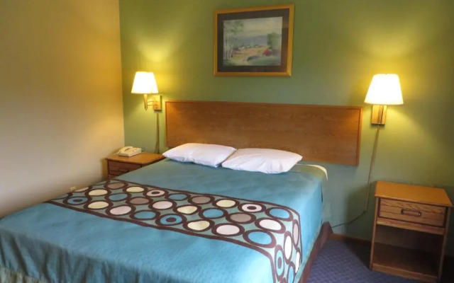 Super 8 by Wyndham Macomb
