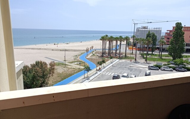Seafront Apartment for Rent 6 Sleeps Skyscraper