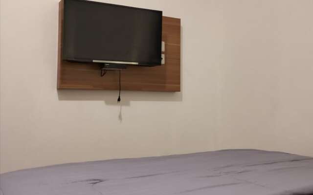 OYO 93734 The Metro Suites Apartment By Retro Rent