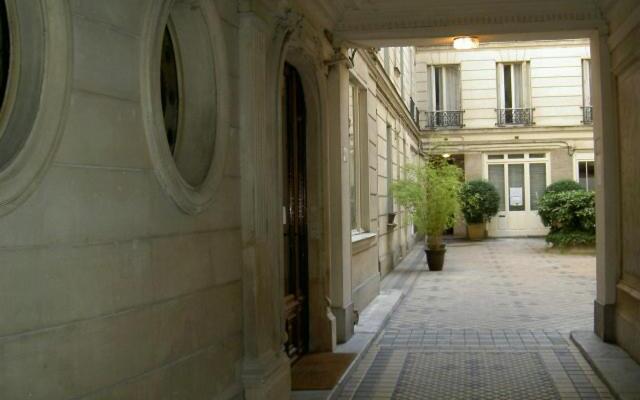 Large & Bright Apartment, Central Paris, Montmartre-Opéra, Picturesque Rue des Martyrs