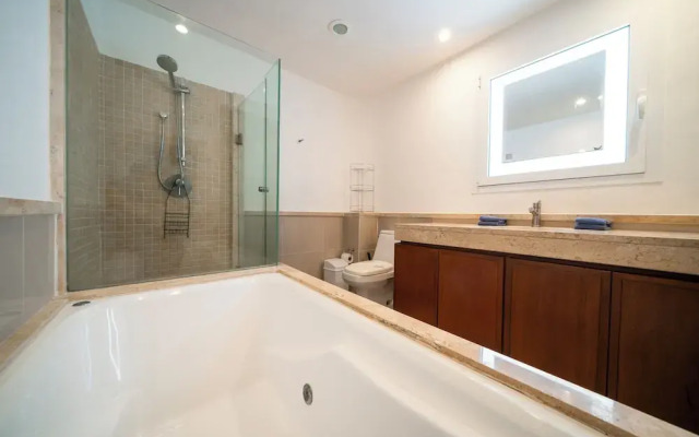 Luxury 1 BR Condo with Pool - Kaan 304