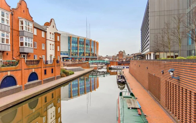 Luxury Apartment - Free Wi-fi & Parking NO Deposit