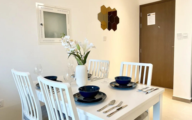 Marco Polo - Lofty Apt with Balcony Near Dubai Hills Mall