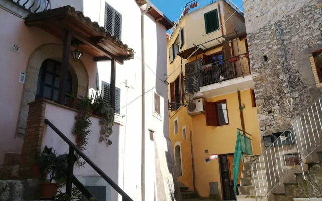Caprera Room - Air-conditioned Triple Room in Maranola - Formia