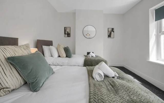 Central Chic - Huge Home - Free Wifi