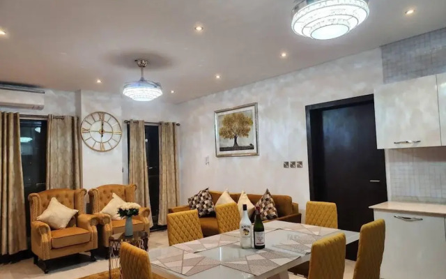 Impeccable & Cozy Gem-5 Star Location - Pools, Gym