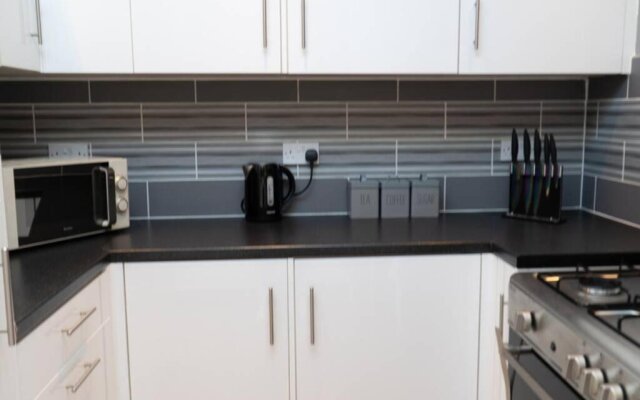2 bed house, Wifi, dishwasher and garden. Long stay discounts