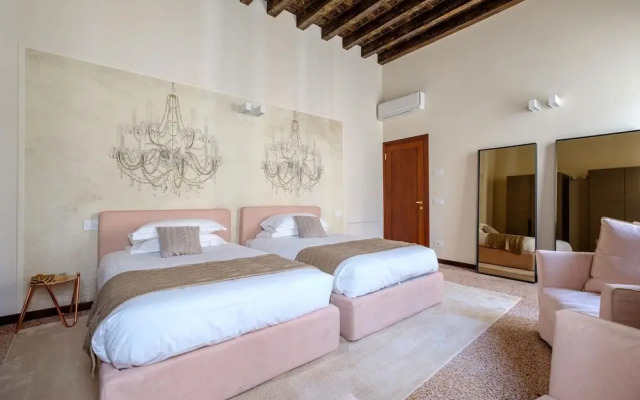 Venice Canal Palazzo Gracious and Modern 3 Bedroom Apartment