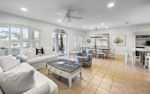 Lagoon Lounge 3 Bedroom Condo by Redawning