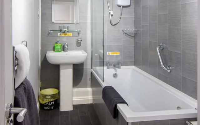 2 Bedrooms Sleeps 7 Near Top Blackpool Attractions