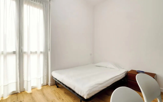 1-Bed apartment with balcony near subway