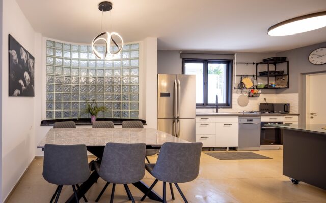 Poleg Serenity Villa by Sea N' Rent