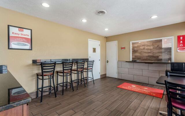 Econo Lodge North
