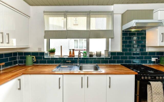 House - Sleeps up to 9 & Free Parking