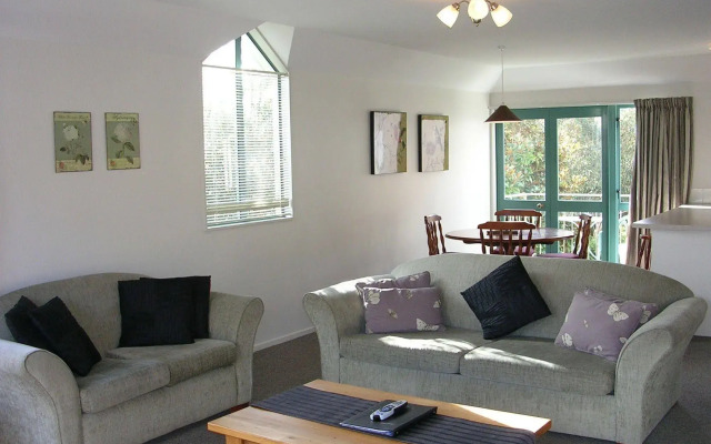 Les Troupes Apartments