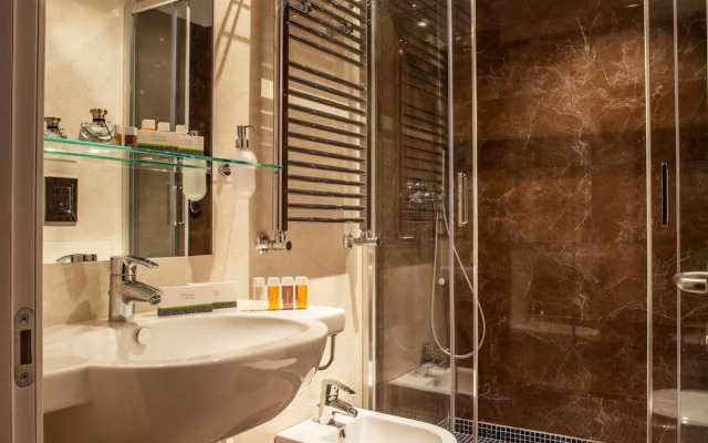 Floris Hotel