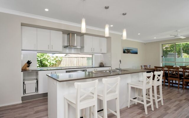 Big Wave, 8 Achilles Street