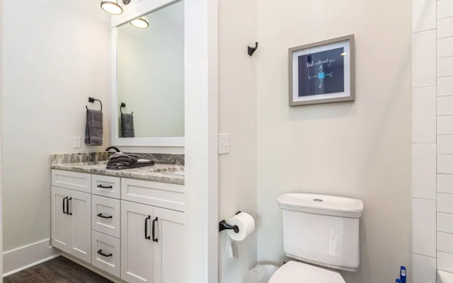 Lakeside Elegance Near Beach Access