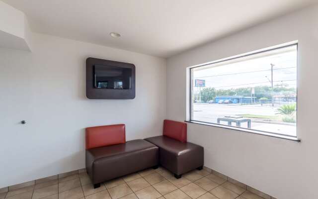 Motel 6 San Antonio, TX - South WW White Rd