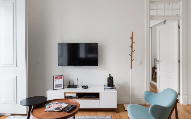 Lis001 · Mid-century Inspired Apartment With River Views