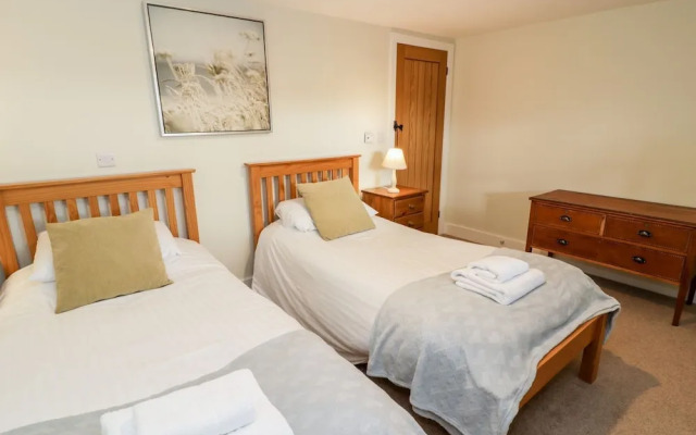 The Granary, Dee Valley Escape With hot tub