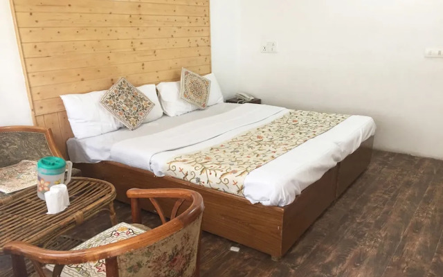 OYO 22456 Hotel Fifth Season