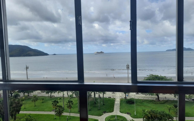 Apartamento amplo e charmoso, frente ao mar.