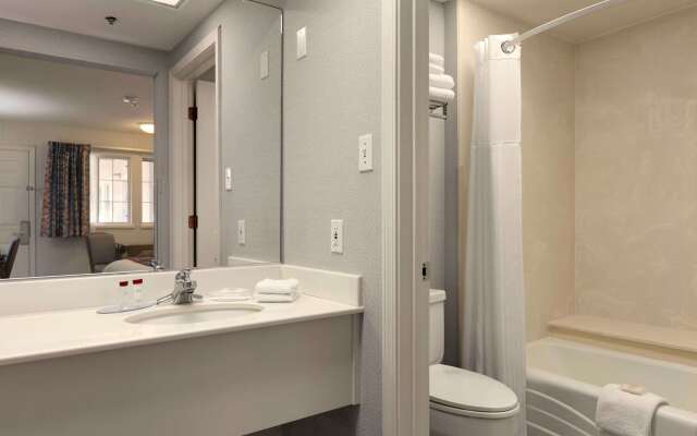 Travelodge by Wyndham Redding CA