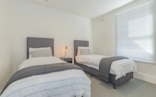 4 Bedroom House - Hobart CBD - Parking