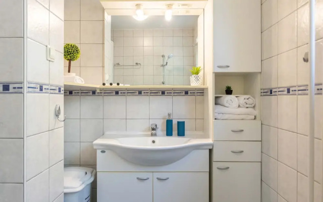 Bright 2bdr Apartment With a Balcony