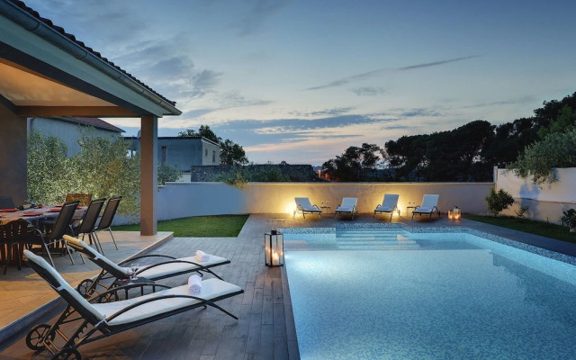 Modern Villa in Pula With Pool and Parking