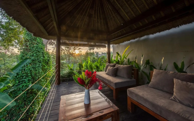 Astonishing Jungle Villa, 4 BR, Ubud With Staff