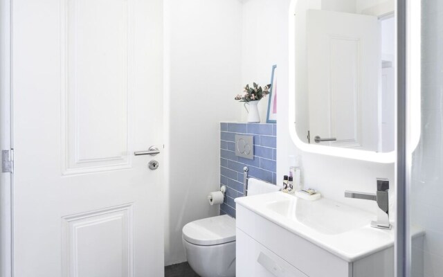 ALTIDO Chic 1BR Apt w/balcony close by Graça Viewpoint & tram stops