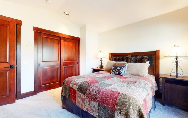 Juniper Crest 7 Private Hot Tub, 2 Car Garage, BBQ, Walk to the Lifts and Mountain Views by RedAwning