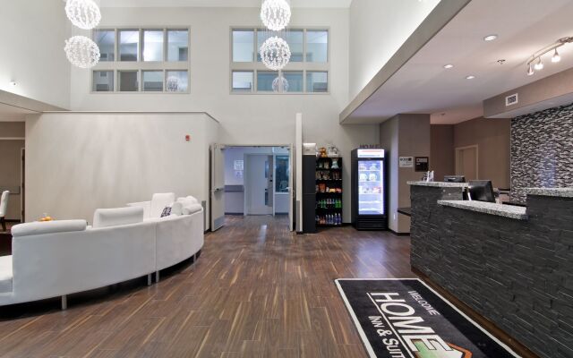 Home Inn and Suites Regina Airport