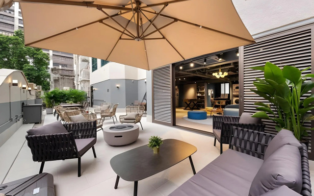 Dash Living On Hollywood
