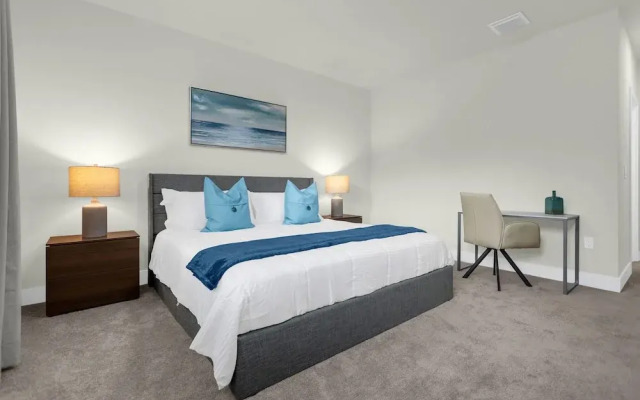 Upstay - Modern Family Townhome With Pool