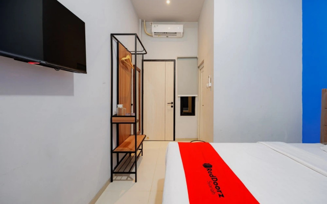 RedDoorz NH Syariah near UNIMUS 2 Semarang – Guest Rooms – Semarang