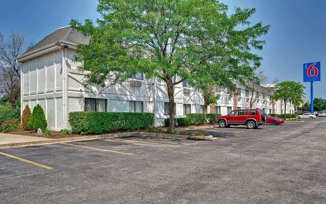 Motel 6 Glenview, IL - Chicago North
