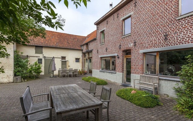 Elegant Farmhouse in Michelbeke - Brakel With Terrace, Garden