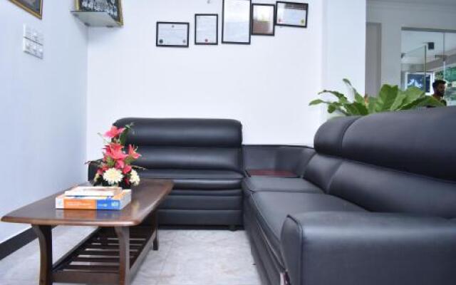 OYO 361 Grand Rovinka Hotel