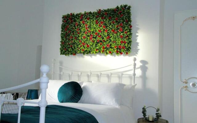 Flat 12A - Central, modern, bright apartment with free wifi