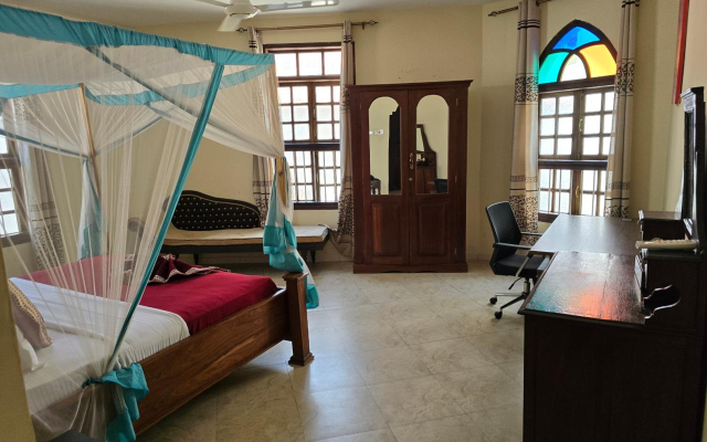 Dhow Palace Hotel