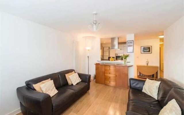 2 Bedroom Apartment In Edinburgh