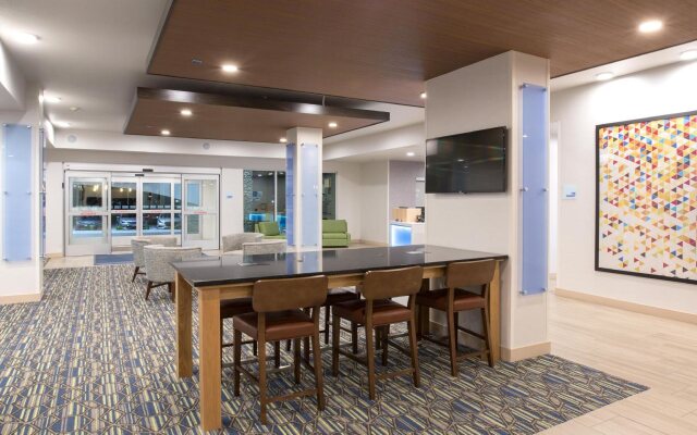 Holiday Inn Express and Suites Lincoln I - 80 by IHG