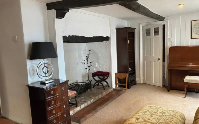 4 BR & 2 Bathroom House Parking Garden St Neots Town Centre