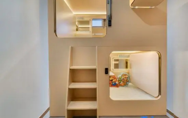 Z-Designer BERPUNKDESIGNCINE Exclusive Capsule Hotel