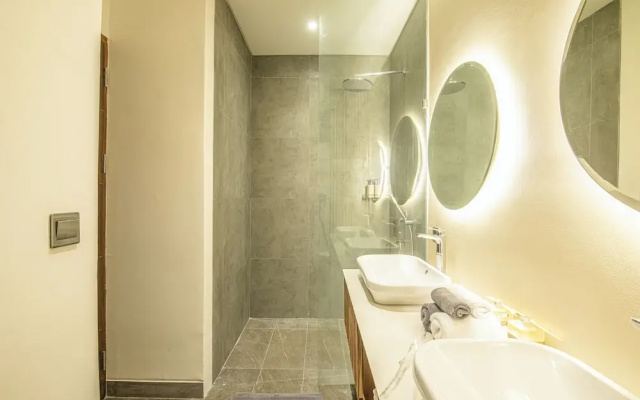 Designer 5br Villa 400m to Caf del Mar