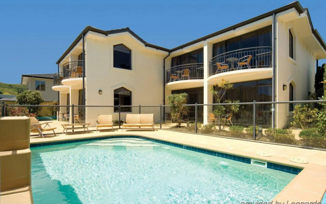 DeLorenzo's Studio Apartments